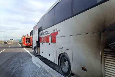 Yolcu otobüsünün motor kısmından alevler yükseldi