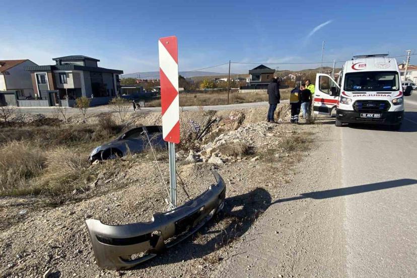 Yoldan çıkan otomobil taşlık alanda asılı kaldı