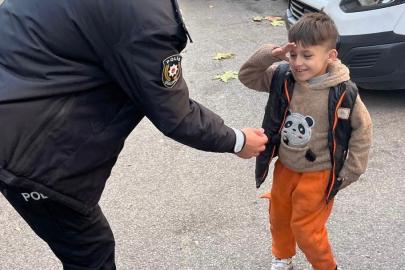 Yoldan geçen emniyet müdürünü gördü, asker selamıyla yürekleri ısıttı