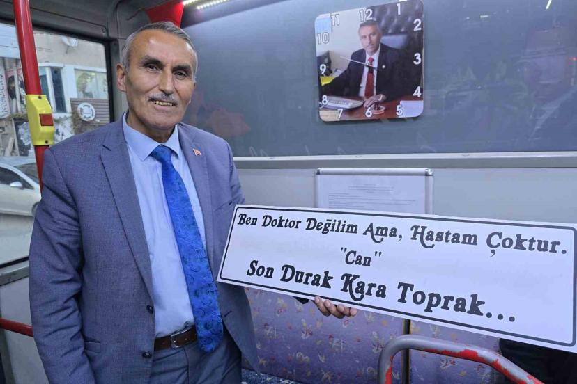 Yozgat’ın ‘Manili Kaptan’ı hem manileriyle hem otobüs yazılarıyla dikkat çekiyor