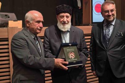 Yozgatlı Dr. Ali Şakir Ergin’e doğumunun 88’nci yılında adına yazılan kitap hediye edildi