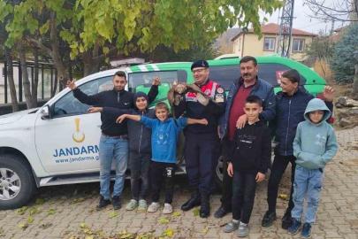 Yozgat’ta bulunan yaralı kızıl şahin çocukların ilgi odağı oldu