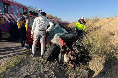 Yük kamyonuyla çarpışan otomobil hurdaya döndü: 1 ölü, 1 yaralı