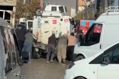 Yüksekova’da görenleri gülümseten anlar: Arızalan zırhlı araca vatandaş imecesi