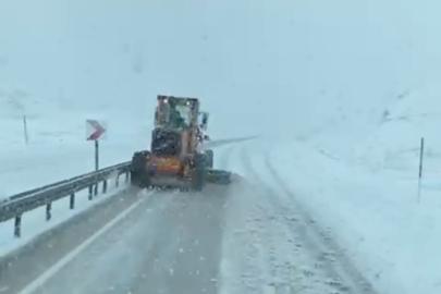 Yüksekova’da Karayolları ekipleri, karla mücadele çalışması yaptı