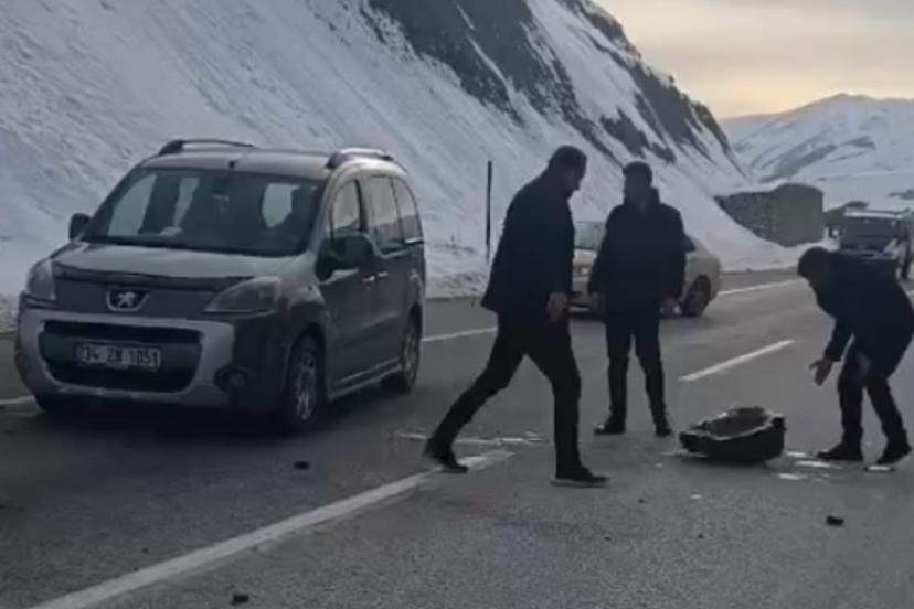 Yüksekova’da karayoluna düşen kaya parçaları sürücülere korku dolu anlar yaşattı