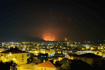 Yüksekova’da kuş cenneti olan Nehil Sazlığı yanıyor: Yangın tüm ilçeden görüldü