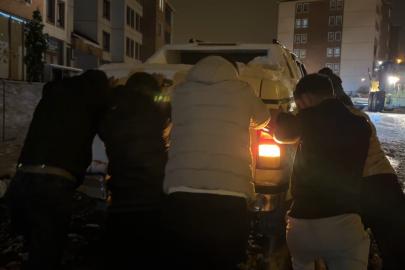 Yüksekova’da yollar piste döndü: Sürücülerin yokuşla imtihanı kameraya yansıdı