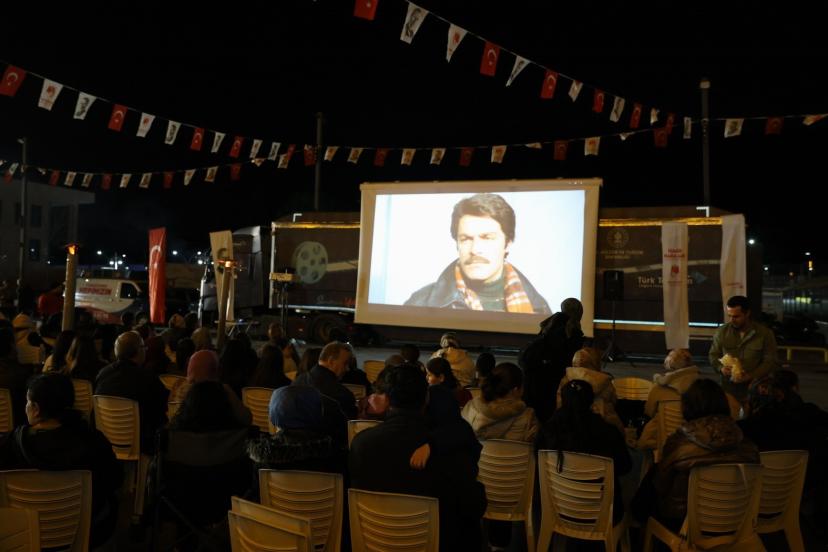 Yunusemre Belediyesinden vatandaşlara açık havada sinema keyfi