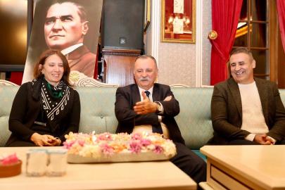 Yunusemre Belediyespor’dan Başkan Balaban’a sürpriz kutlama