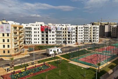 Yuvasına kavuşan depremzede vatandaş: "Evi gezdik çok güzel, hayallerimizin ötesinde"