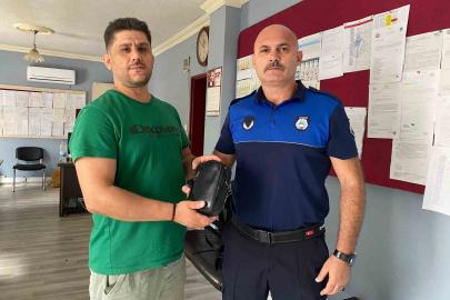 Zabıta ekiplerinin devriye atarken yerde buldukları çanta sahibine teslim edildi