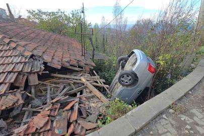 Zonguldak’ta kontrolden çıkan otomobil evin çatısına uçtu