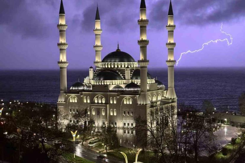 Zonguldak’ta şimşekler geceyi aydınlattı