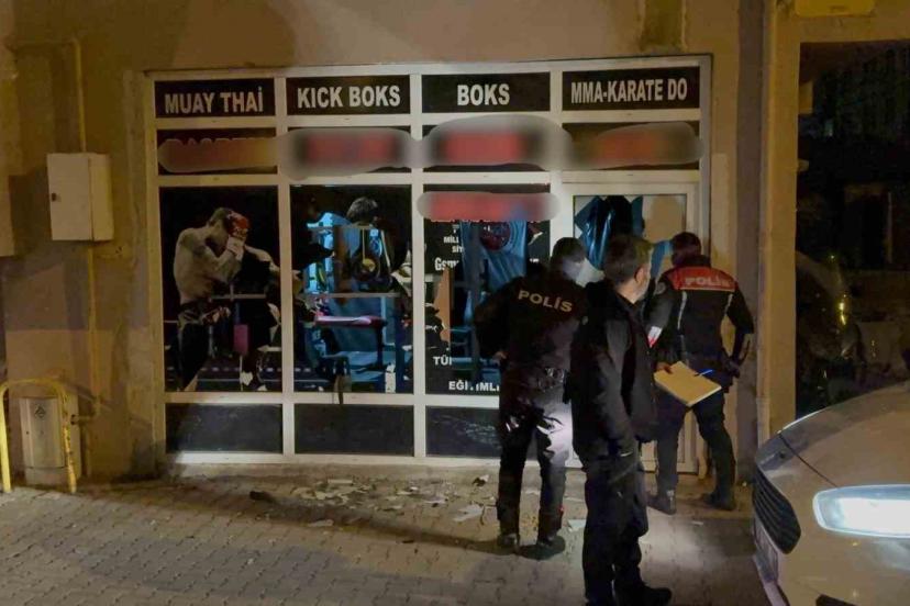 13 yaşındaki kız çocuğuna taciz iddiasıyla spor salonunun camlarını kırdılar