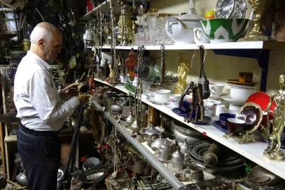 45 yıldır topladığı antika eşyaların sayısını kendisi de bilmiyor