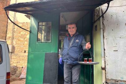 50 yıllık çay ocağında baba mesleğini sürdürüyor