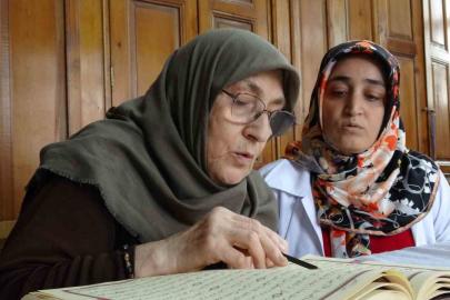 75 yaşındaki Fatma teyzenin Kur’an-ı Kerim öğrenme azmi