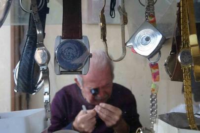 76 yaşındaki saat ustası, 61 yıldır zamana ayar veriyor