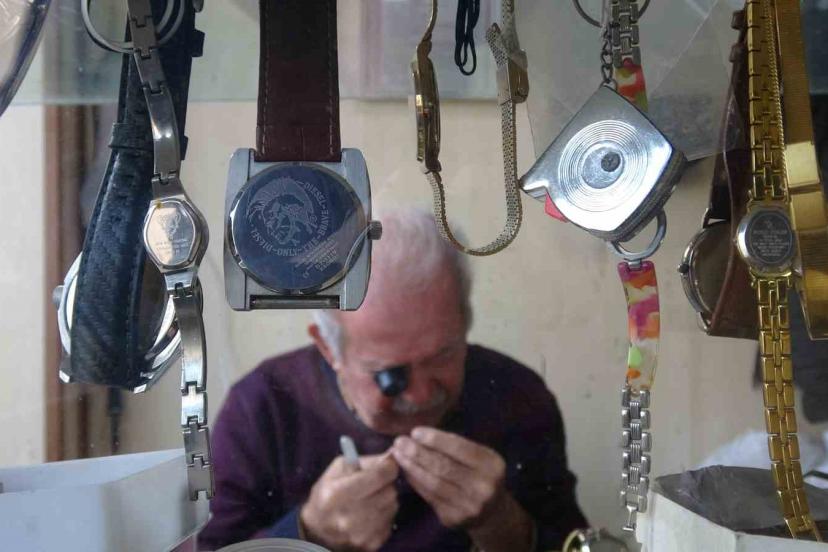 76 yaşındaki saat ustası, 61 yıldır zamana ayar veriyor