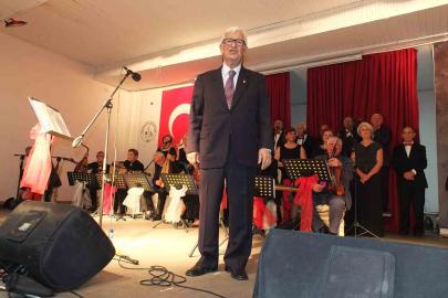 82 yaşındaki emekli müsteşar koro şefliği yapıyor