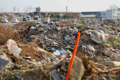 Adana merkezindeki arazi, çöp ve moloz doldu