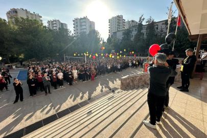 Adana’da aynı anda kanseri yenip okula dönen iki öğrenci, balonlarla karşılandı