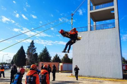 Adana’da nefes kesen deprem tatbikatı: Askıda kalan araçtakileri kurtardılar