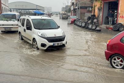 Adana’da yağmur hayatı olumsuz etkiledi: Semt pazarı göle döndü