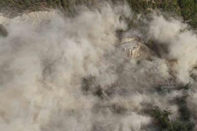 Adana’da yol yapım mücadelesi, patlama anı film sahnesini aratmadı