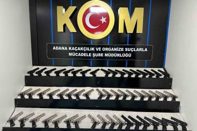 Adana’daki suç örgütlerine silah getiren 2 şüpheli tutuklandı: 53 tabanca ele geçirildi