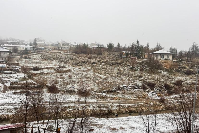 Adana’nın yüksek kesimlerine kar yağdı