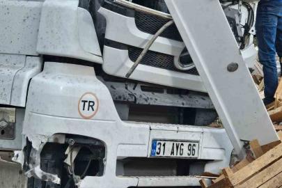 Adilcevaz’da tavuk eti yüklü tır kaza yaptı: Sürücü yaralandı, tavuklar çevreye dağıldı