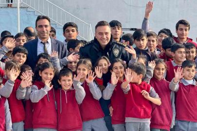 Ağrı’da emniyet personelinden minik yüreklere kışlık bot