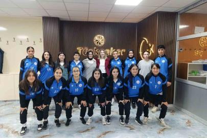 Ağrı’da kadın futbol takımına moral yemeği