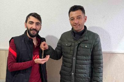 Ağrı’da kaybolan altın bileklik jandarma personeli tarafından sahibine teslim edildi