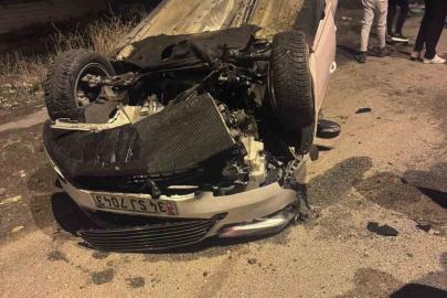 Ağrı’da kazada kaldırıma çarpan araç takla attı: 2 yaralı