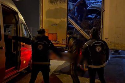 Ağrı’da tır dorsesinde 14 düzensiz göçmen yakalandı