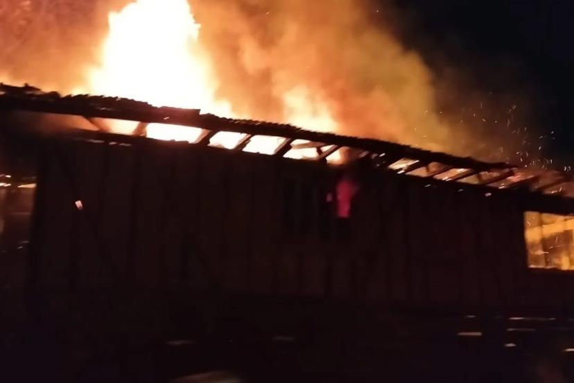 Ahşap ev alev alev yandı