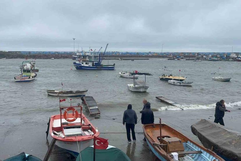 Akçakoca’da fırtına etkili oluyor