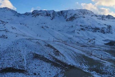 Akdeniz’in incisi Davraz Kayak Merkezi kar hasretiyle sezona başladı
