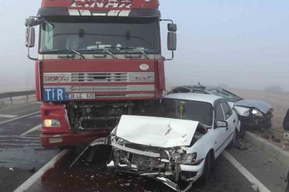 Aksaray’da 5 araçlı zincirleme ’sis’ kazası: 1 yaralı