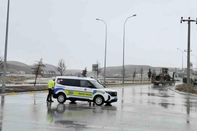 Aksaray’da Ortaköy yolu yoğun kar yağışı nedeniyle ulaşıma kapatıldı