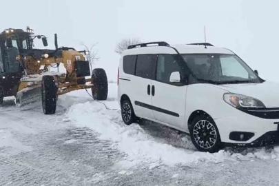Aksaray’da yoğun kar yağışı nedeniyle yolda mahsur kalan araçlar kurtarılıyor