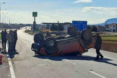 Aksı kırılan pikap takla attı