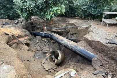 Alanya’da DSİ’ye ait sulama borusu patladı, park halindeki otomobil suyla birlikte portakal bahçesine sürüklendi