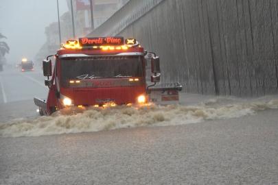 Alanya’da sağanak yağış trafiği felç etti