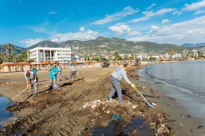 Alanya’da yağışın izleri silinmeye çalışılıyor