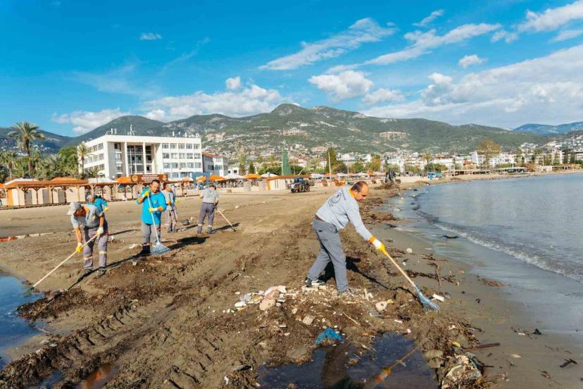 Alanya’da yağışın izleri silinmeye çalışılıyor