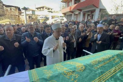 Alaplı İlçe Milli Eğitim Müdürü annesinin cenaze namazını kıldırdı